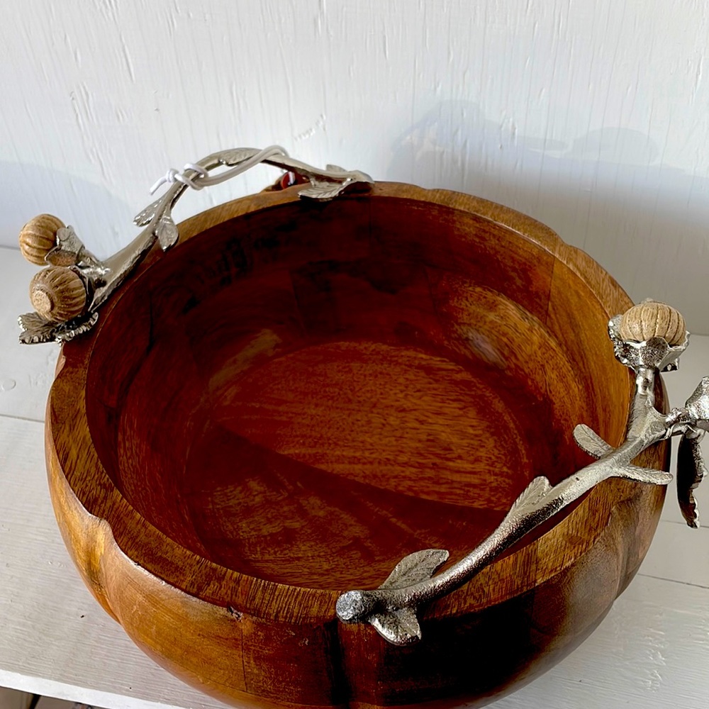 Fantastic salad bowl. Approximately 5” tall and 10” across bowl.  Beautiful gift